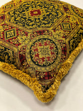 Carica l'immagine nel visualizzatore di Gallery, CUSCINO MEDUSA 48X48 cm.