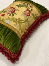 Carica l'immagine nel visualizzatore di Gallery, CUSCINO BORBONE CON ARRICCIATURE