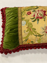Carica l'immagine nel visualizzatore di Gallery, CUSCINO BORBONE CON ARRICCIATURE