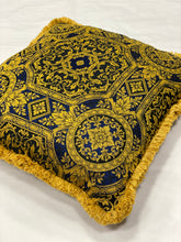 Carica l'immagine nel visualizzatore di Gallery, CUSCINO MEDUSA 62X56 cm.