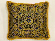 Carica l'immagine nel visualizzatore di Gallery, CUSCINO MEDUSA 62X56 cm.