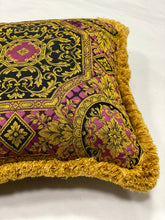 Carica l'immagine nel visualizzatore di Gallery, CUSCINO MEDUSA 62X56 cm.