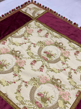 Carica l&#39;immagine nel visualizzatore di Gallery, COPRITAVOLO ROMANCE
